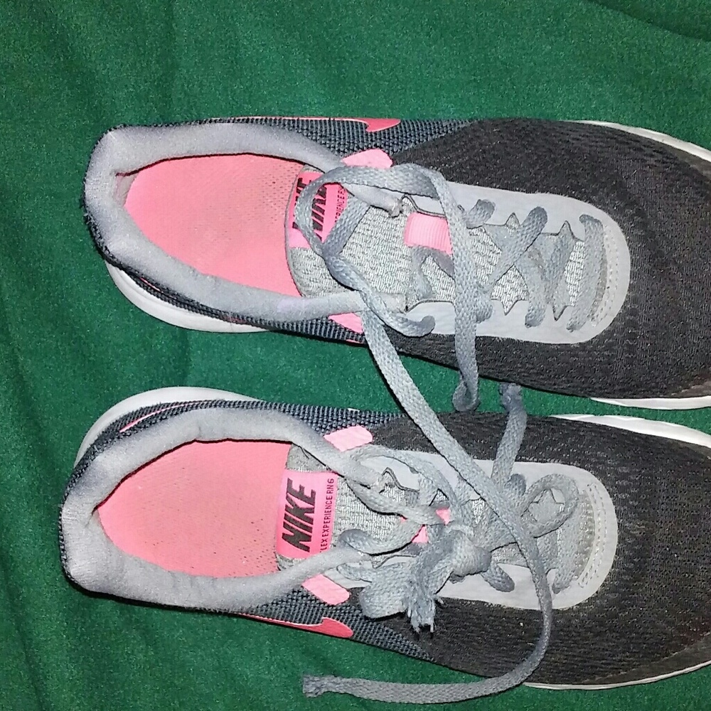 Nike - Picture 2 of 3